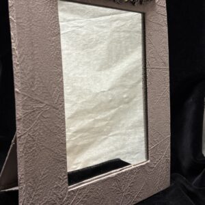 Cornice verticale marrone a specchio