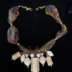 Collana nastro organza ciondoli e foglia oro