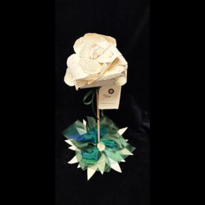 Rosa con stelo avorio organza verde/blu